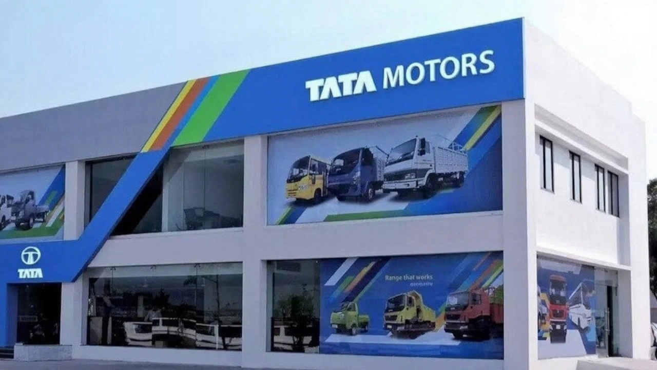 टाटा मोटर्स डिमर्जर 1 अक्टूबर: शेयरधारकों को 1:1 शेयर, स्टॉक 5% बढ़ा